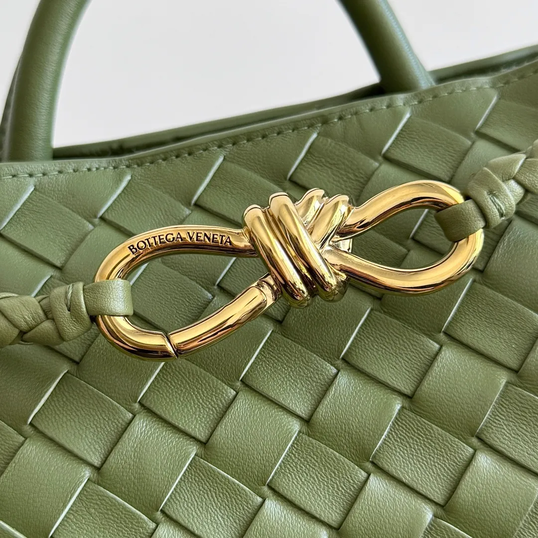 The 2023 new Andiamo batch 1860BV is shipped‼ ️Really popular🔥The new Andiamo woven handbag launched by Bottega Veneta this season is really popular all over the world! ! Celebrities at home and abroad have worn it, and Oscar-winning actress Michelle Yeoh has taken it out on the street. Song Jia, Trai Yara, Yu Feihong, Sanji Ayaka, Rosie Hunting-Whiteley, Yoshioka Riho, etc. have all picked up this bag. It is classic and versatile, showing off its temperament, and the bag capacity is also large, which is very convenient for daily commuting! ! A variety of carrying methods, the shoulder straps can be adjusted by yourself, the original lambskin feels soft and delicate, and the unisex style breaks gender boundaries and brings a more practical and longer-lasting use experience. Andiamo, which has both elegant and casual styles, perfectly interprets the true appearance of "fashionable old money style". Style number: 743568 Size: 25*22*10.5cm